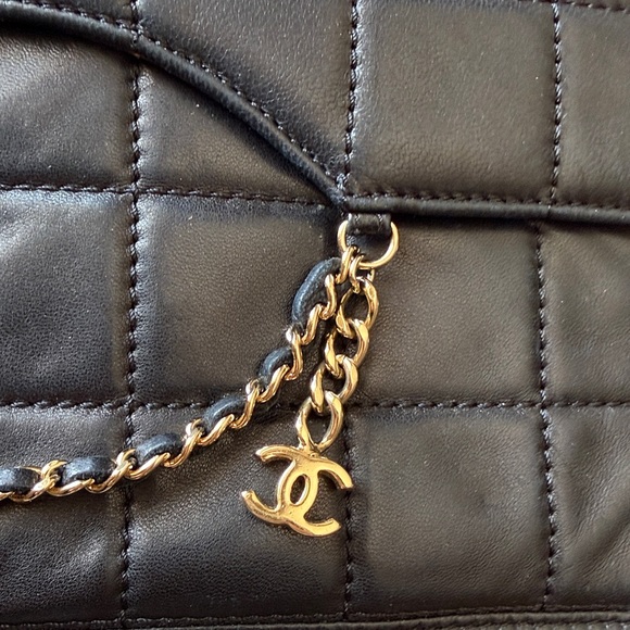 CHANEL Black Quilted Clutch with Chain Detail. Shoulder Bag. - Picture 3 of 12
